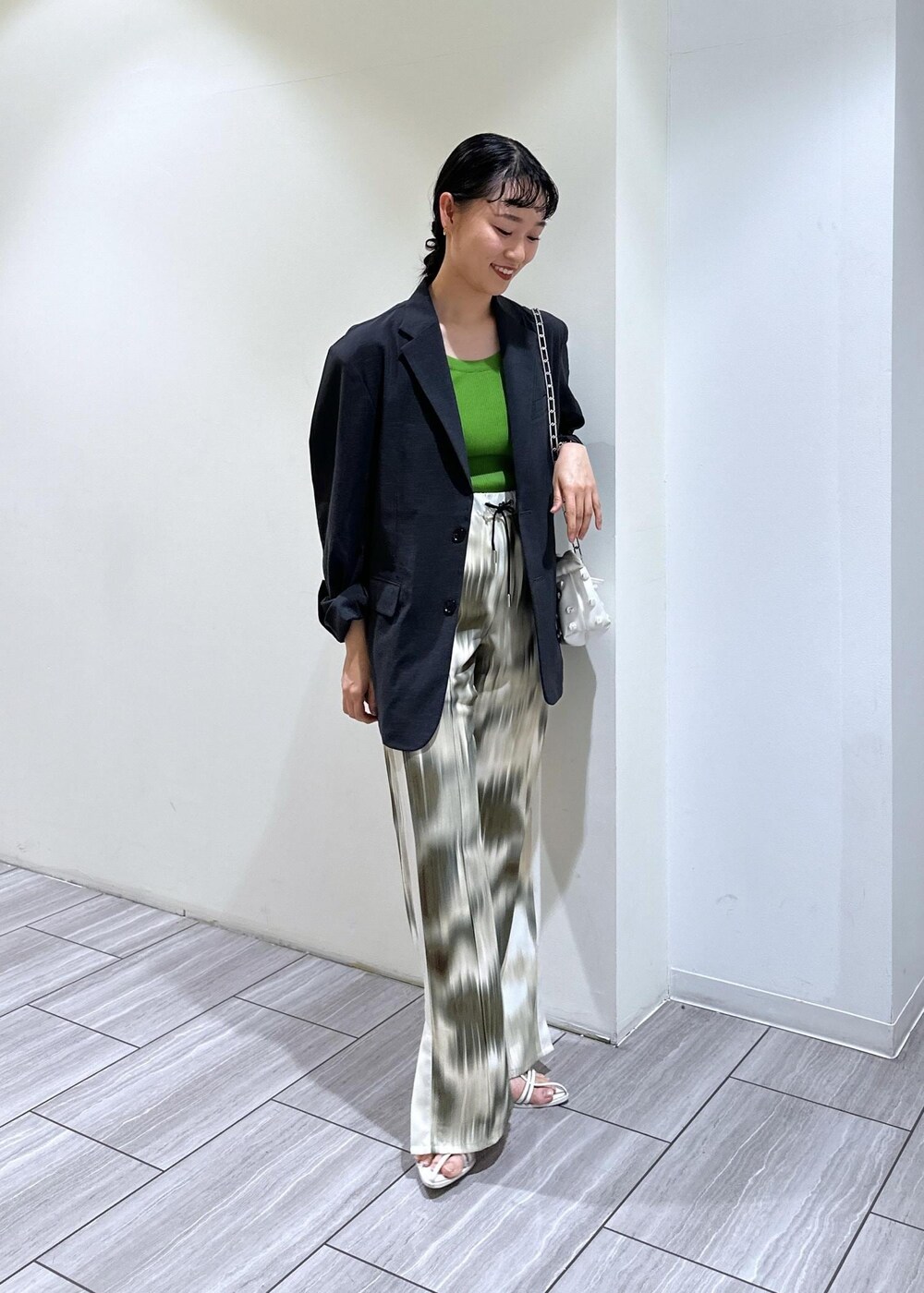 ベージュ系のその他パンツ、ホワイト系のショルダーバッグ、ホワイト系のサンダルを着用したレディースの春コーディネートの10枚目の写真