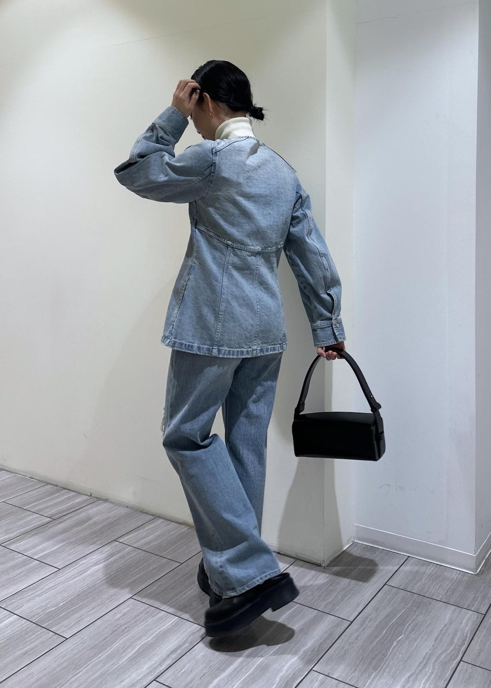 ブラック系のサンダル、ブラック系のハンドバッグ、ブルー系のシャツ/ブラウスを着用したレディースの冬コーディネートの3枚目の写真