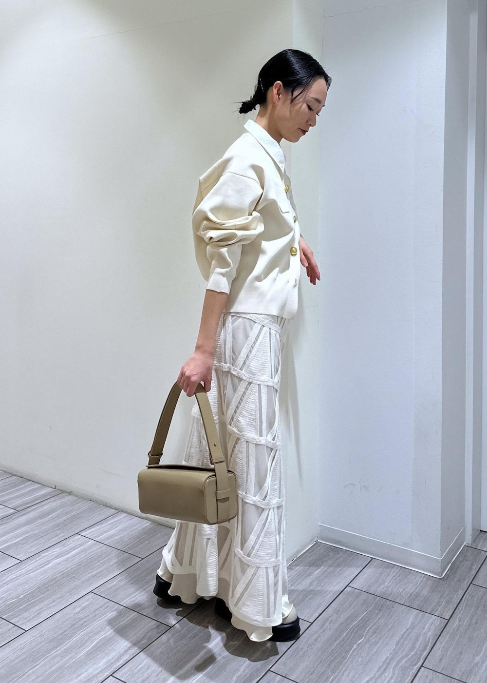 ベージュ系のサンダル、ホワイト系のスカート、ベージュ系のスカートを着用したレディースの冬コーディネートの6枚目の写真