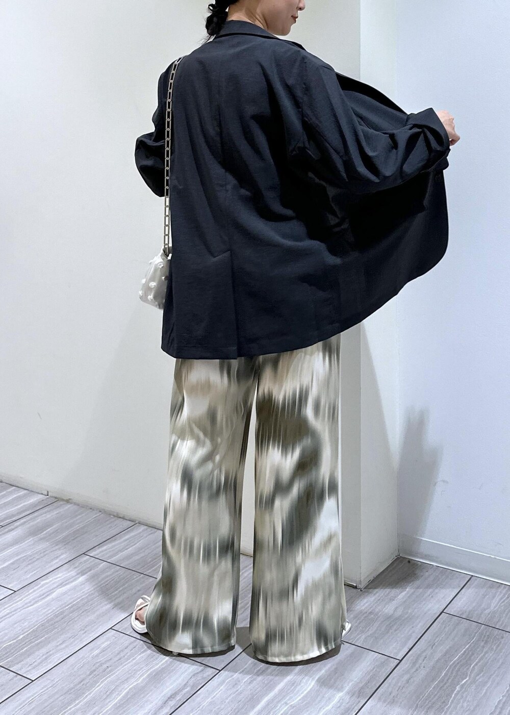 ベージュ系のその他パンツ、ホワイト系のショルダーバッグ、ホワイト系のサンダルを着用したレディースの春コーディネートの8枚目の写真