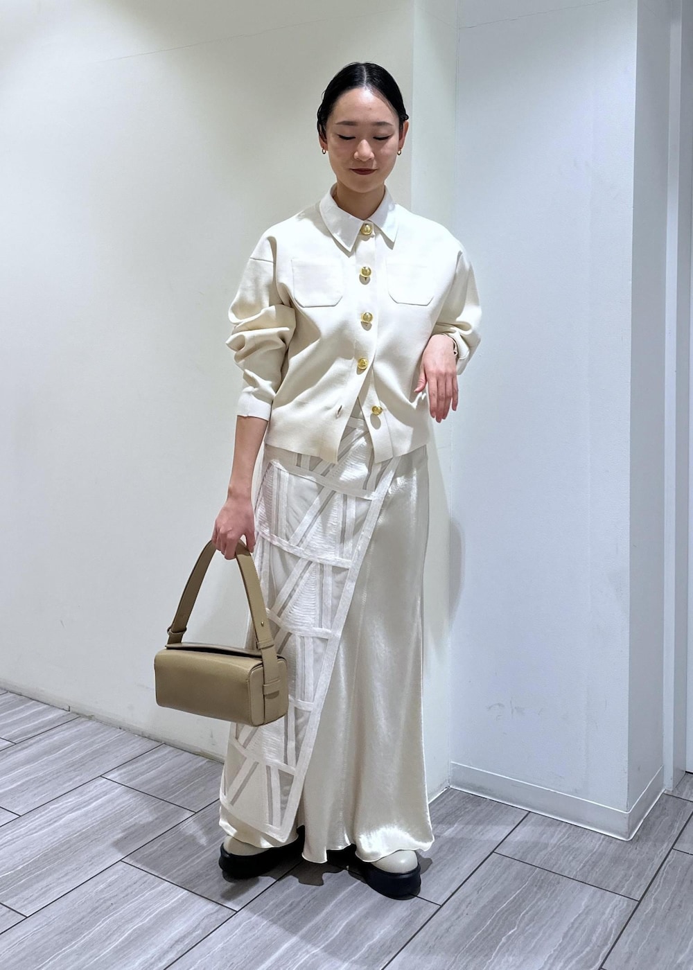 ベージュ系のサンダル、ホワイト系のスカート、ベージュ系のスカートを着用したレディースの冬コーディネートの7枚目の写真