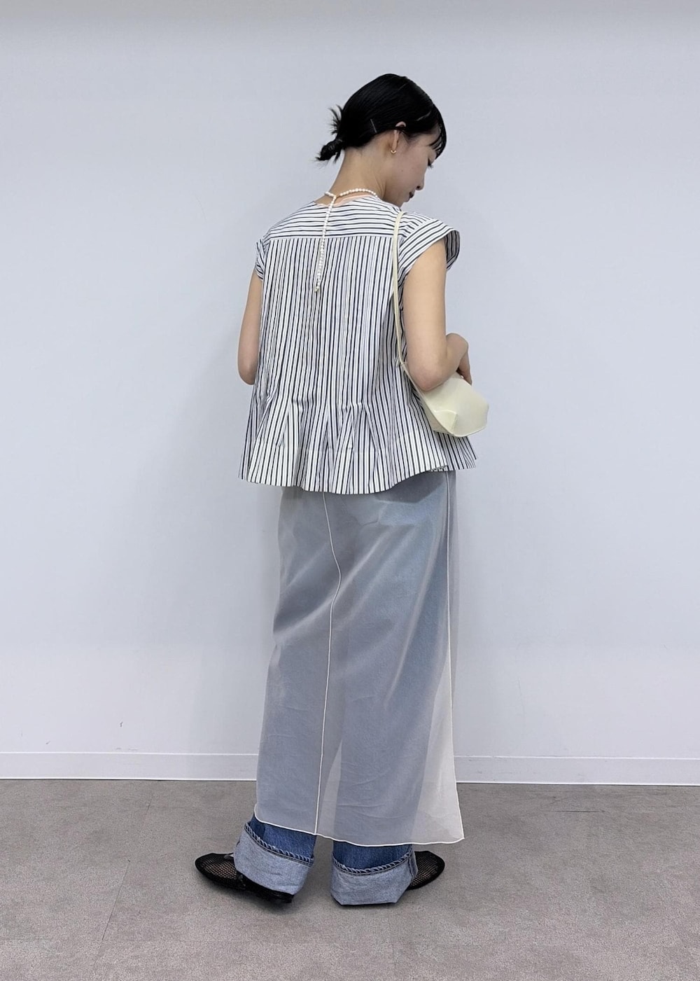 ブラック系のパンプス、ブルー系のシャツ/ブラウス、ホワイト系のワンピースを着用したレディースの夏コーディネートの5枚目の写真