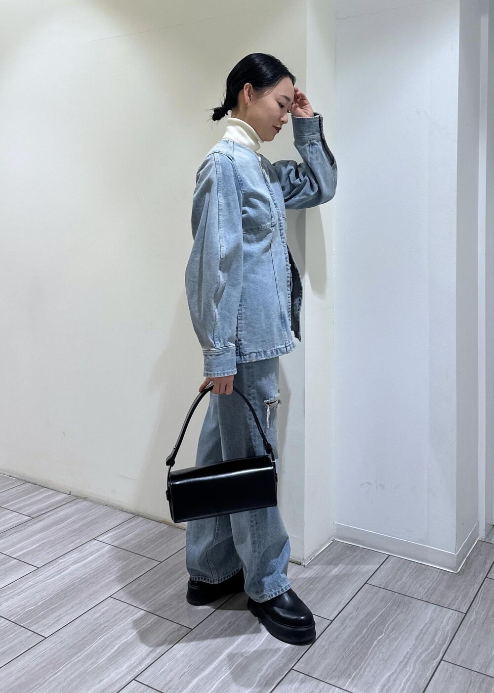 ブラック系のサンダル、ブラック系のハンドバッグ、ブルー系のシャツ/ブラウスを着用したレディースの冬コーディネートの6枚目の写真