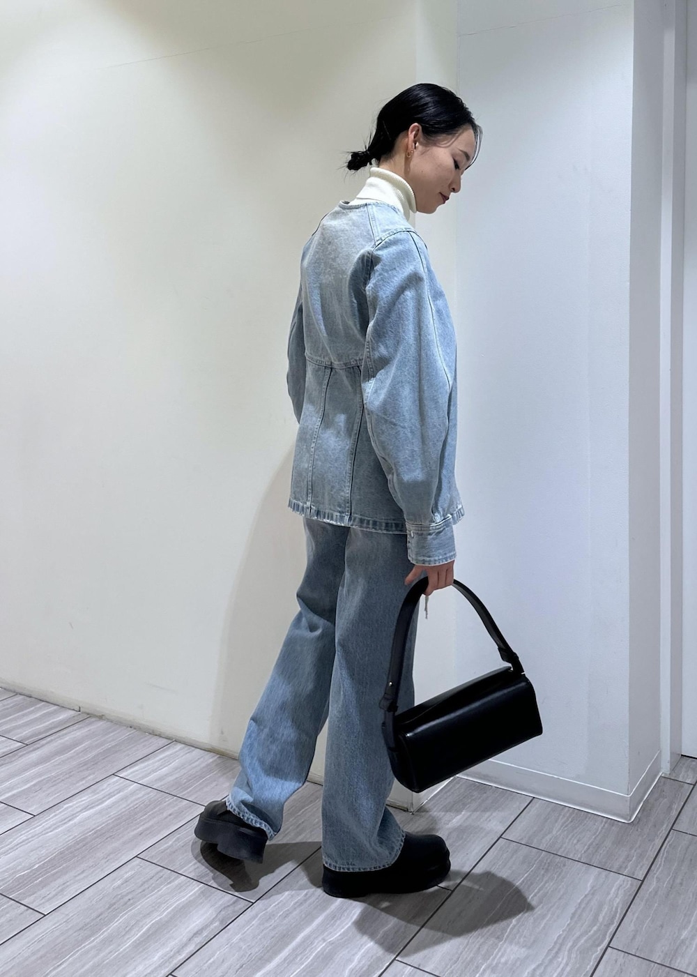 ブラック系のサンダル、ブラック系のハンドバッグ、ブルー系のシャツ/ブラウスを着用したレディースの冬コーディネートの5枚目の写真