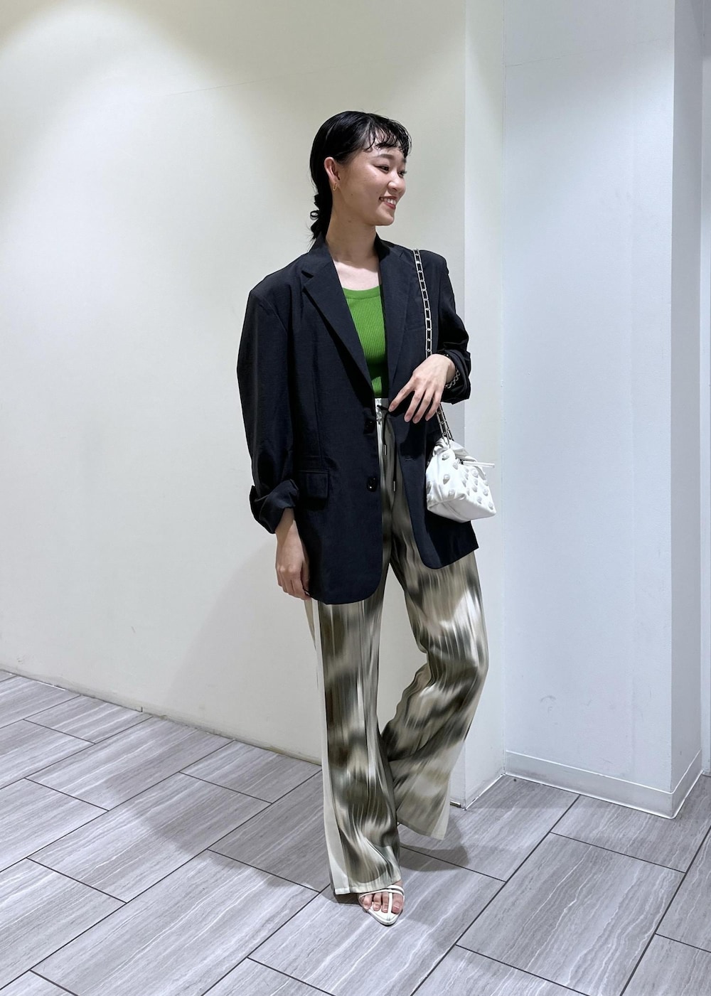 ベージュ系のその他パンツ、ホワイト系のショルダーバッグ、ホワイト系のサンダルを着用したレディースの春コーディネートの9枚目の写真