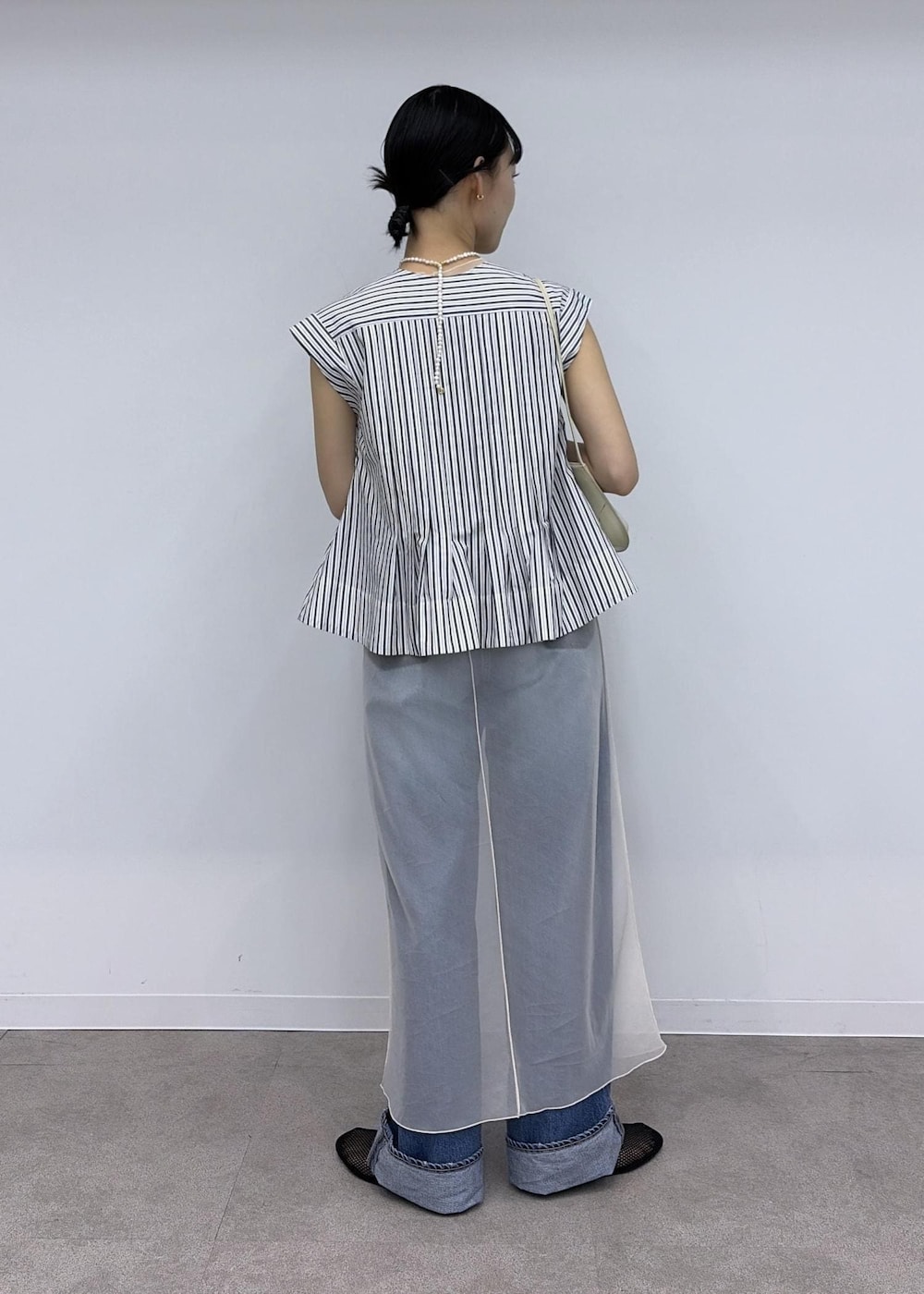 ブラック系のパンプス、ブルー系のシャツ/ブラウス、ホワイト系のワンピースを着用したレディースの夏コーディネートの4枚目の写真