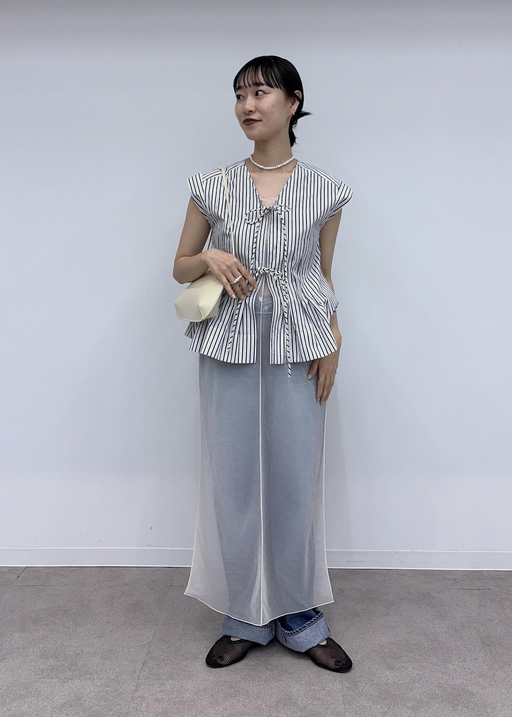 ブラック系のパンプス、ブルー系のシャツ/ブラウス、ホワイト系のワンピースを着用したレディースの夏コーディネートの2枚目の写真