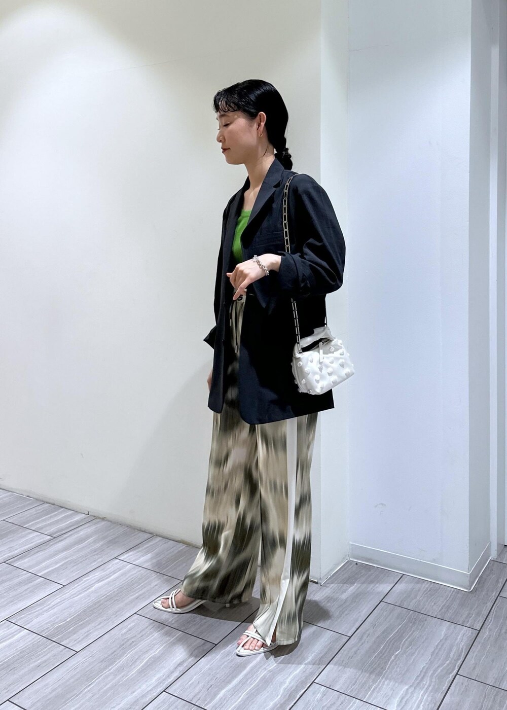 ベージュ系のその他パンツ、ホワイト系のショルダーバッグ、ホワイト系のサンダルを着用したレディースの春コーディネートの4枚目の写真