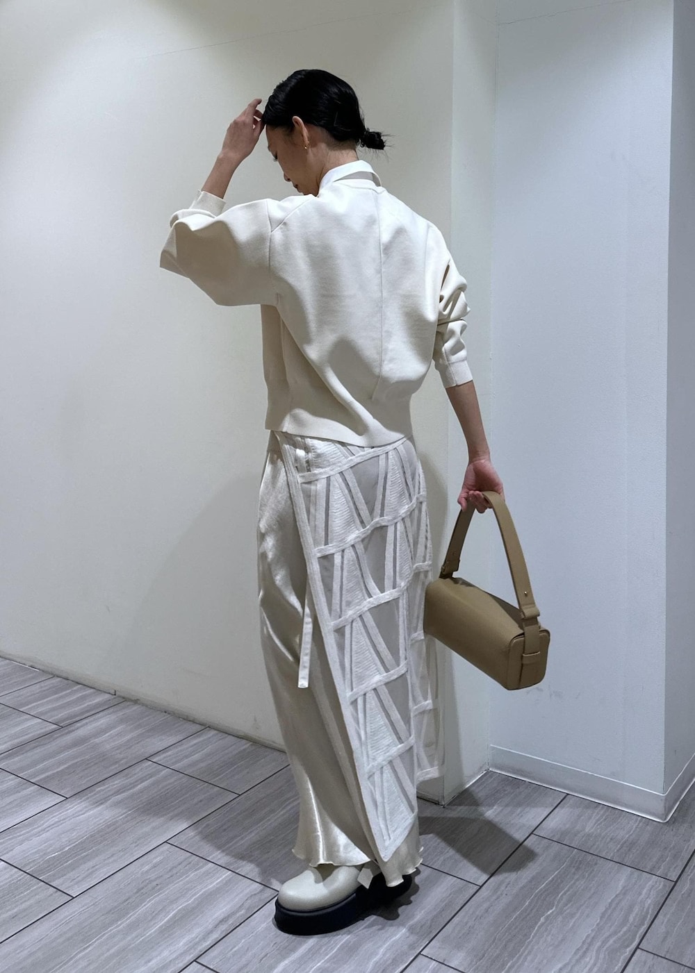 ベージュ系のサンダル、ホワイト系のスカート、ベージュ系のスカートを着用したレディースの冬コーディネートの3枚目の写真