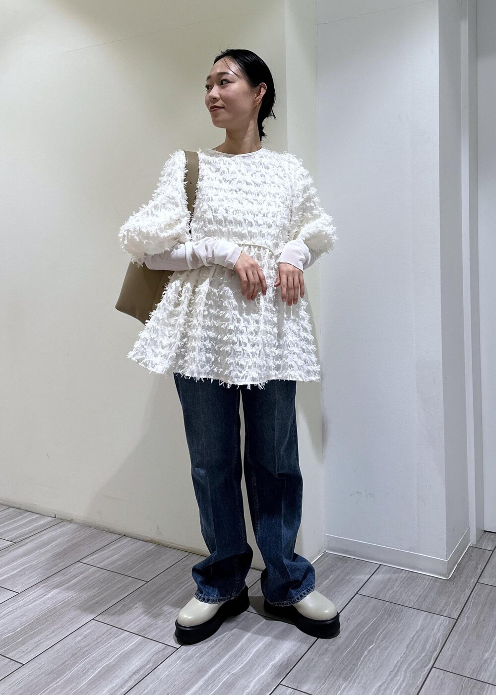 ベージュ系のサンダル、ホワイト系のTシャツ/カットソー、ホワイト系のシャツ/ブラウスを着用したレディースの冬コーディネートの2枚目の写真