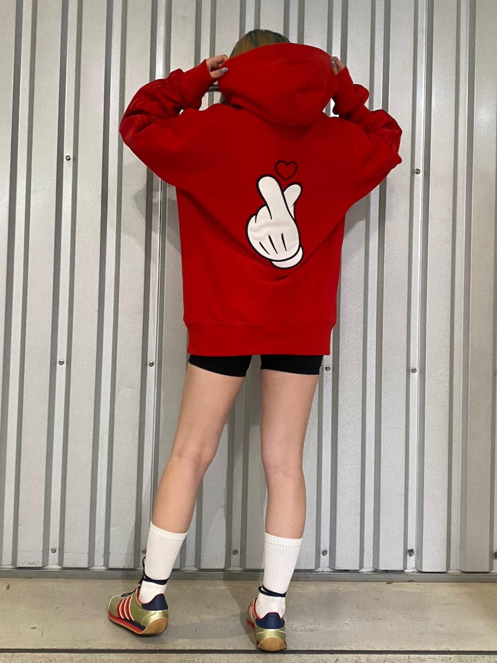 「スニーカー、パーカー、adidas、オーバーサイズ、アディダス、ディズニー、adidas originals、カントリー、ミッキーマウス、フーディー」｜「adidasのミッキーマウス × Originals アップリケ コットンパーカー（パーカー、レッド系）」を使った、MIさん（レディース・153cm）の冬コーディネートの2枚目の写真