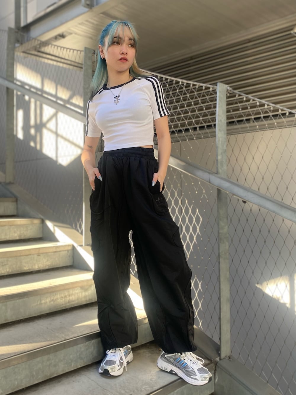 「スニーカー、Tシャツ、adidas、アディダス、adidas originals、クロップドトップス、アディダスオリジナルス、レスポンス」｜「adidasのスリーストライプス 半袖ベビーTシャツ / アディダス adidas（Tシャツ/カットソー、ホワイト系）」を使った、MIさん（レディース・153cm）の冬コーディネートの2枚目の写真