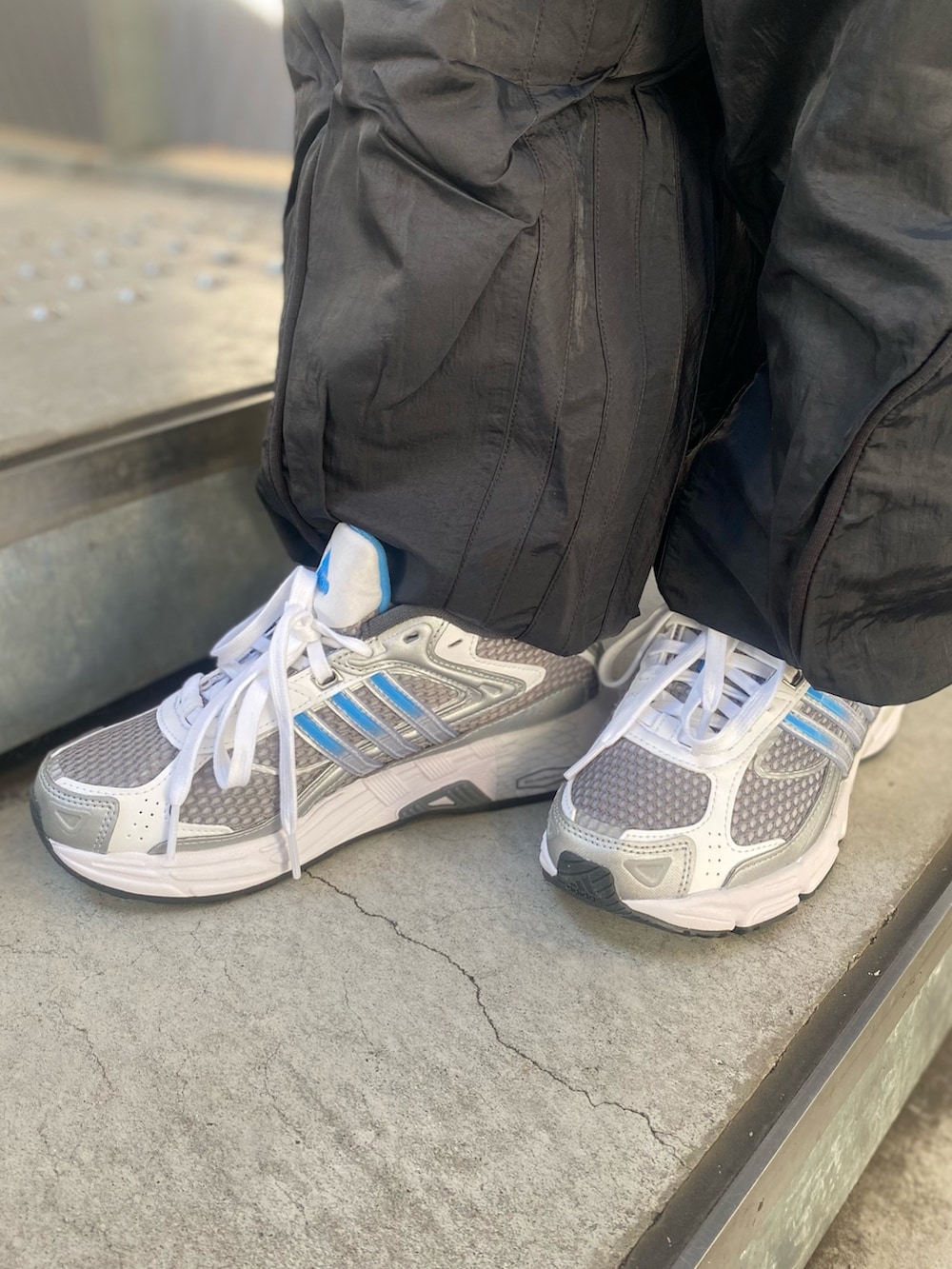 「スニーカー、Tシャツ、adidas、アディダス、adidas originals、クロップドトップス、アディダスオリジナルス、レスポンス」｜「adidasのスリーストライプス 半袖ベビーTシャツ / アディダス adidas（Tシャツ/カットソー、ホワイト系）」を使った、MIさん（レディース・153cm）の冬コーディネートの5枚目の写真
