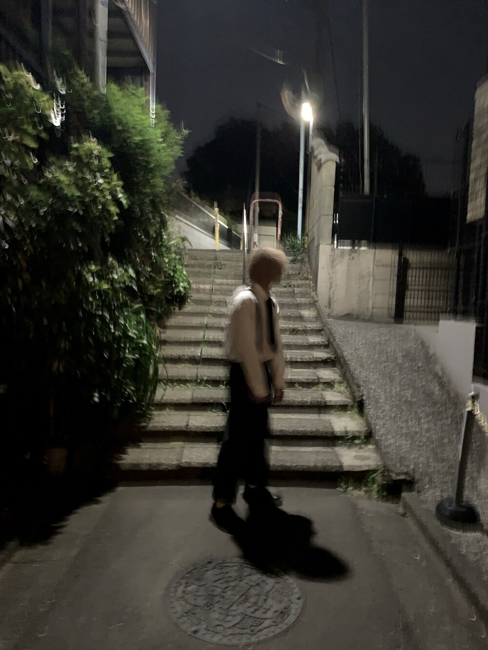 ホワイト系のシャツ/ブラウスを着用したメンズの春コーディネートの2枚目の写真