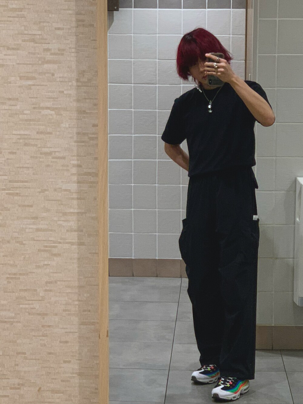 ブラック系のTシャツ/カットソー、ブラック系のカーゴパンツを着用したメンズの夏コーディネートの2枚目の写真