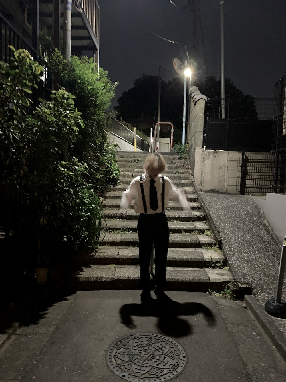 ホワイト系のシャツ/ブラウスを着用したメンズの春コーディネートの3枚目の写真