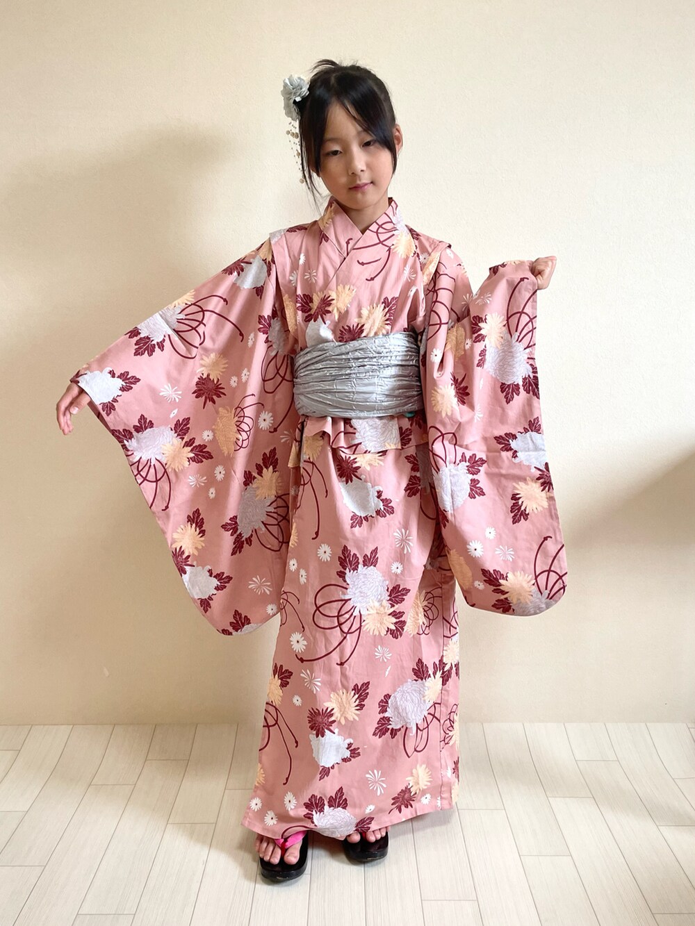 ピンク系の浴衣を着用したキッズの夏コーディネートの2枚目の写真