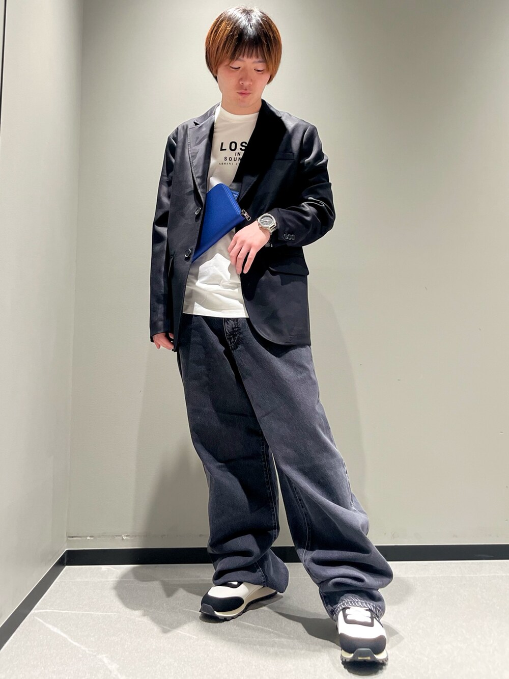 「きれいめカジュアル、テーラードジャケット、バギーパンツ、デニム、春コーデ、腕時計、ショルダーバッグ、アルマーニエクスチェンジ、armaniexchange、デートコーデ、スニーカー、お出かけコーデ、カジュアルコーデ」｜「ARMANI EXCHANGEの【A|X アルマーニ エクスチェンジ】LIS グレーウォッシュデニム バギーパンツ_J83 BAGGY（デニムパンツ、グレー系）」を使った、Fuga©️さん（メンズ・165cm）の春コーディネートの2枚目の写真