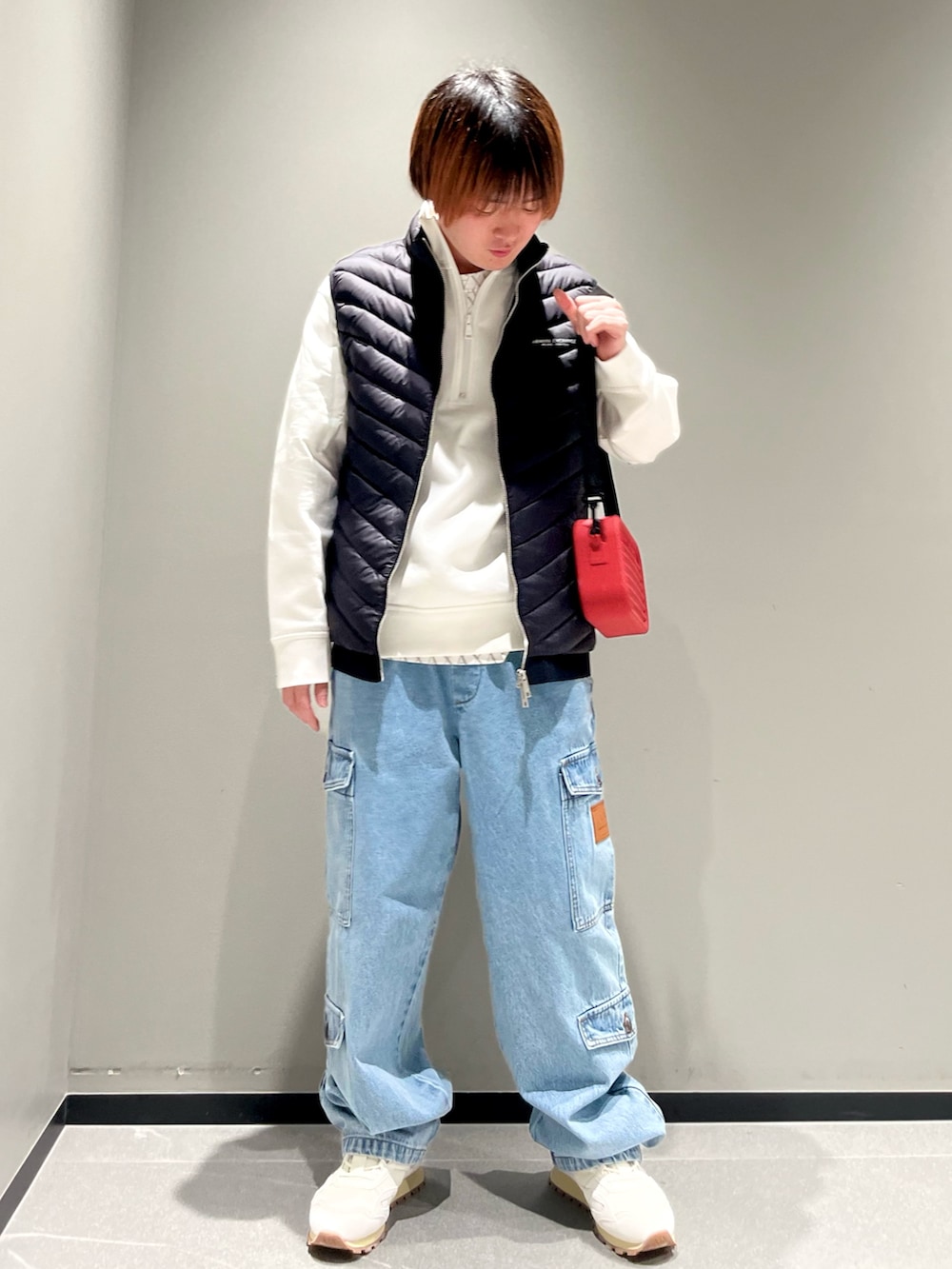 「ジャケット、スポーツミックス、春コーデ、春めき満開コーデ、カジュアルスタイル、お出かけコーデ、スニーカー、スウェット、デニム、ハーフジップ、ワイドデニム、アルマーニエクスチェンジ、armaniexchange、ショルダーバッグ、ワイドパンツ」｜「ARMANI EXCHANGEの【A|X アルマーニ エクスチェンジ】オールオーバーロゴ　半袖クルーネックTシャツ/REGULAR+（EC限定カラー含）（Tシャツ/カットソー、ホワイト系）」を使った、Fuga©️さん（メンズ・165cm）の春コーディネートの2枚目の写真
