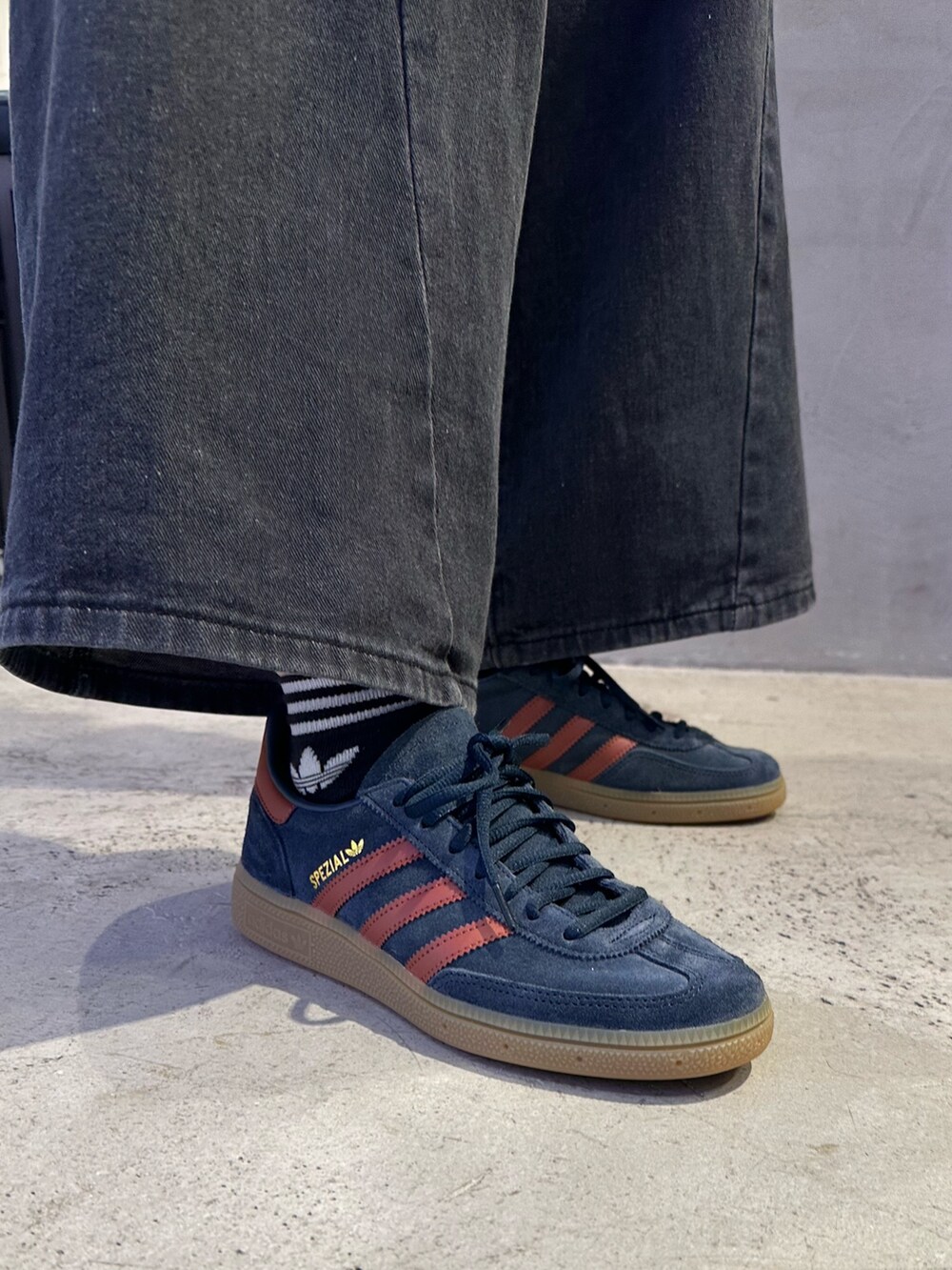 レッド系のその他アウター、ブルー系のスニーカーを着用したレディースの冬コーディネートの4枚目の写真