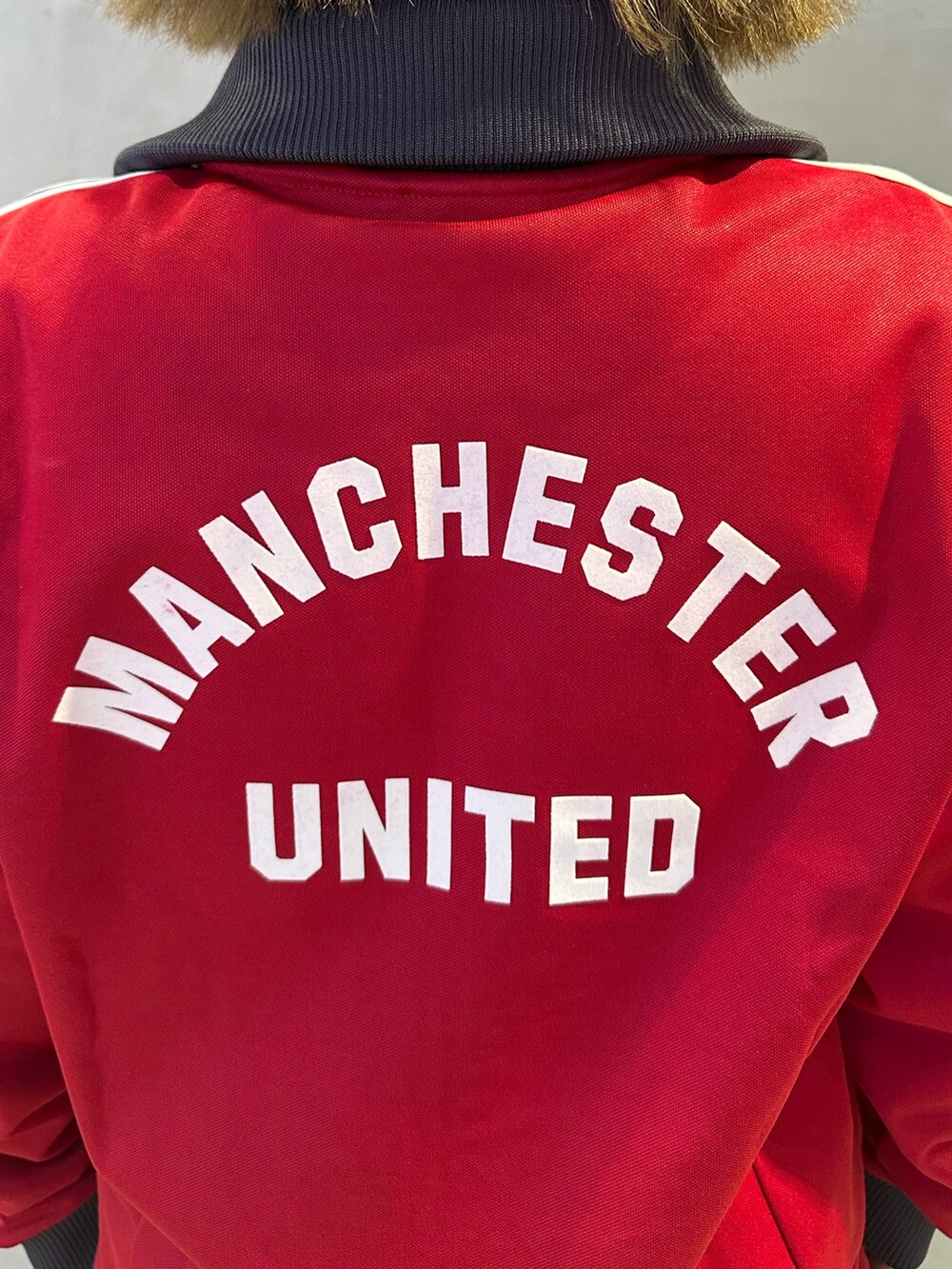 レッド系のその他アウター、ブルー系のスニーカーを着用したレディースの冬コーディネートの3枚目の写真