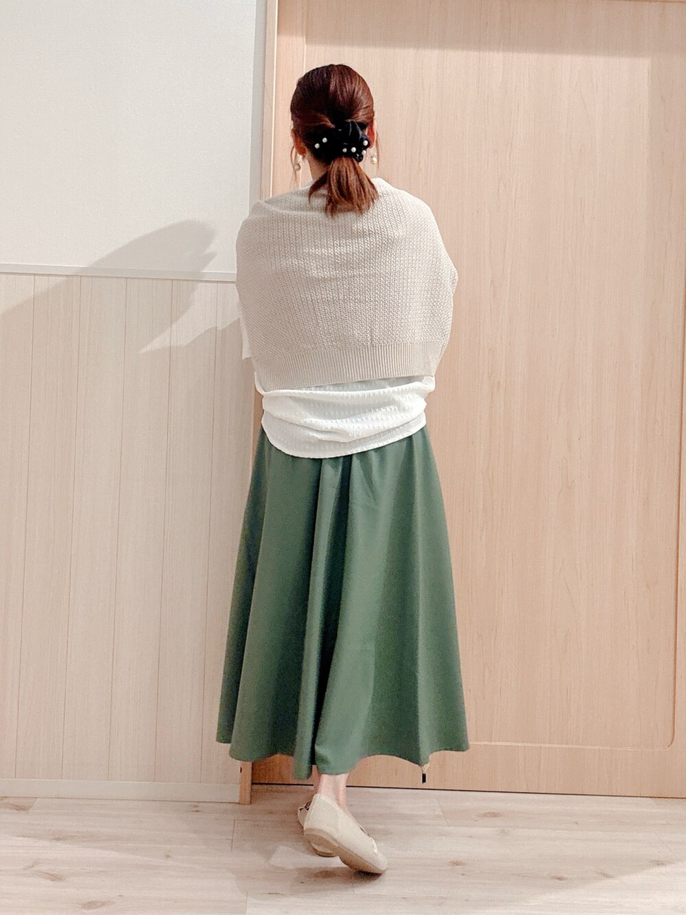 グリーン系のスカート、ホワイト系のその他シューズ、ホワイト系のシャツ/ブラウスを着用したレディースの春コーディネートの3枚目の写真