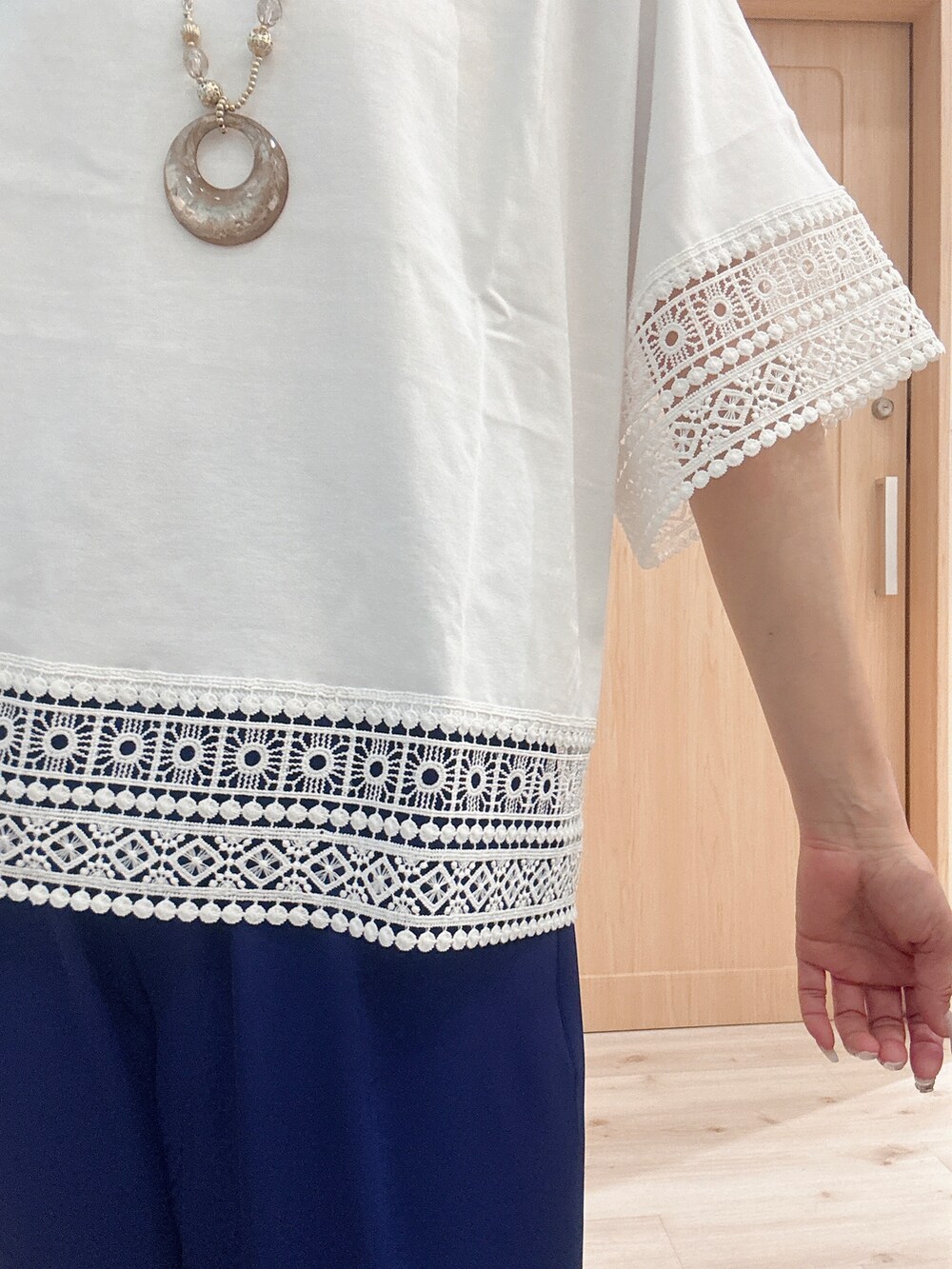 ホワイト系のTシャツ/カットソー、ブルー系のその他パンツ、ブラウン系のサンダルを着用したレディースの春コーディネートの4枚目の写真