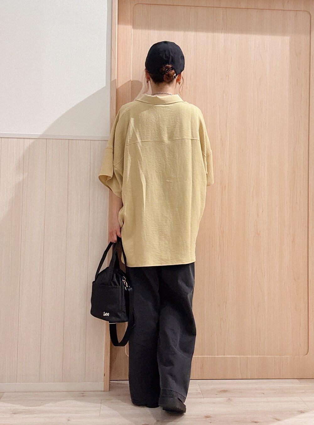 イエロー系のシャツ/ブラウス、ブラック系のTシャツ/カットソー、ブラック系のその他パンツを着用したレディースの春コーディネートの3枚目の写真