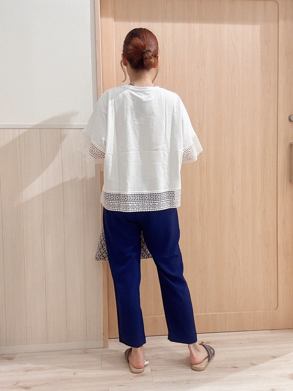 ホワイト系のTシャツ/カットソー、ブルー系のその他パンツ、ブラウン系のサンダルを着用したレディースの春コーディネートの3枚目の写真