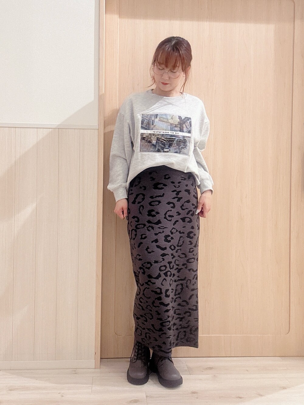 ブラウン系のブーツ、ブラック系のボストンバッグ、グレー系のスカートを着用したレディースの冬コーディネートの4枚目の写真