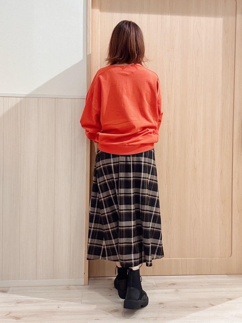 オレンジ系のTシャツ/カットソー、ブラウン系のスカート、その他のショルダーバッグを着用したレディースの秋コーディネートの3枚目の写真