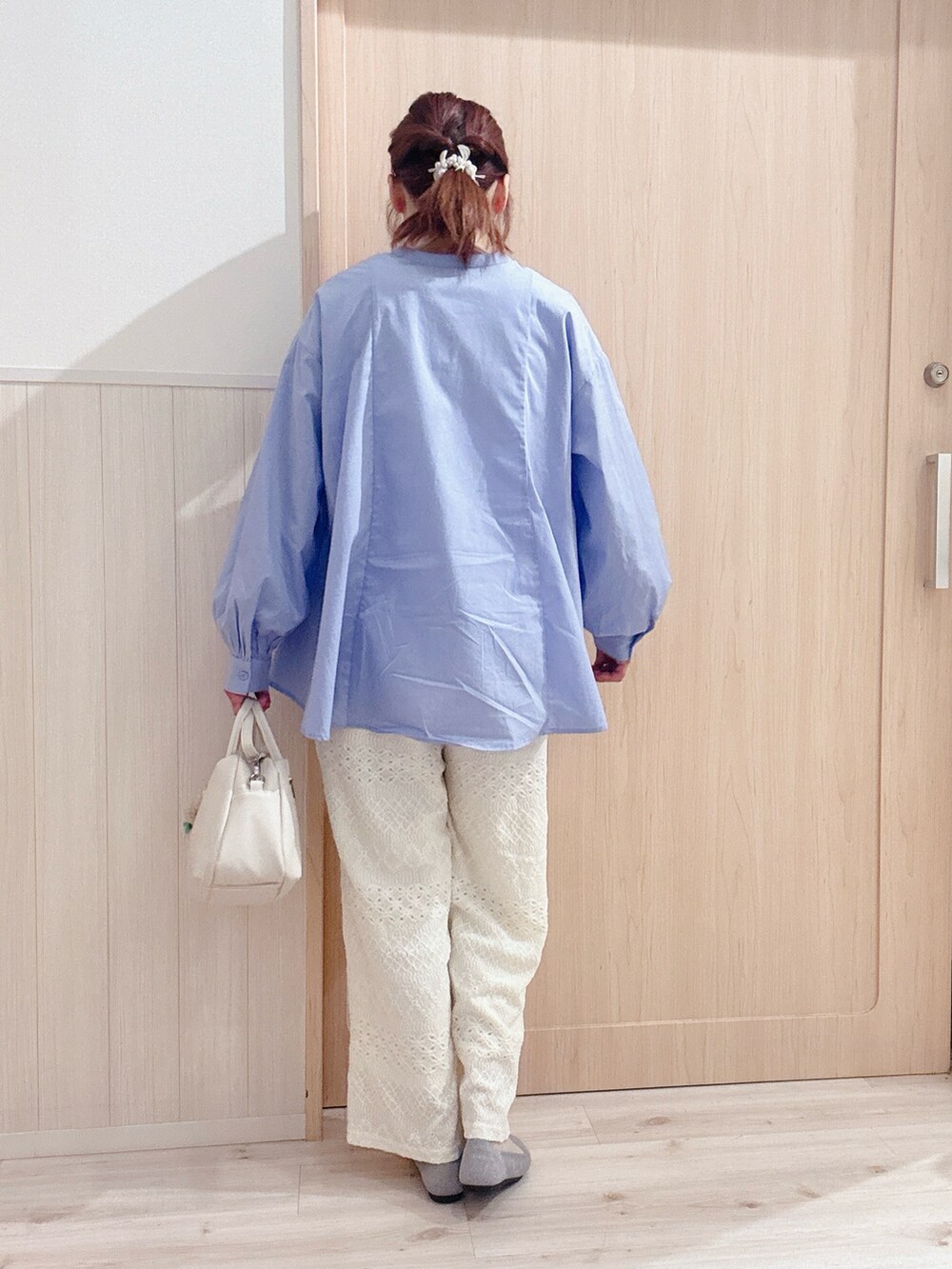 ブルー系のシャツ/ブラウス、ホワイト系のその他パンツ、ゴールド系のその他シューズを着用したレディースの春コーディネートの3枚目の写真