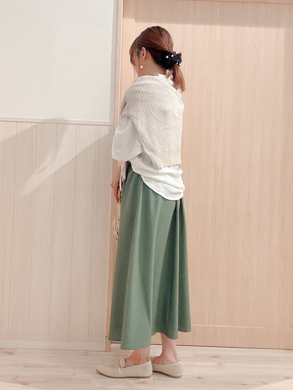 グリーン系のスカート、ホワイト系のその他シューズ、ホワイト系のシャツ/ブラウスを着用したレディースの春コーディネートの2枚目の写真