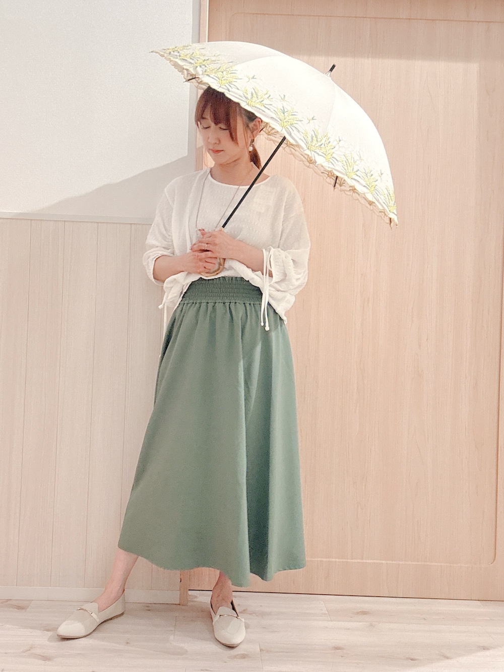 グリーン系のスカート、ホワイト系のその他シューズ、ホワイト系のシャツ/ブラウスを着用したレディースの春コーディネートの4枚目の写真