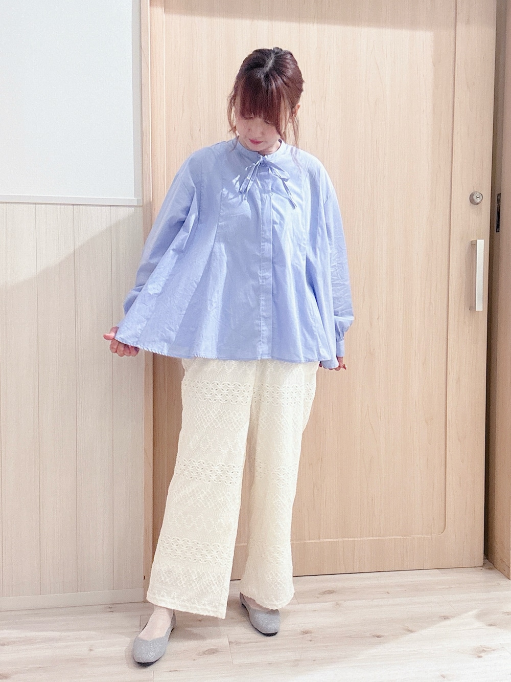 ブルー系のシャツ/ブラウス、ホワイト系のその他パンツ、ゴールド系のその他シューズを着用したレディースの春コーディネートの4枚目の写真