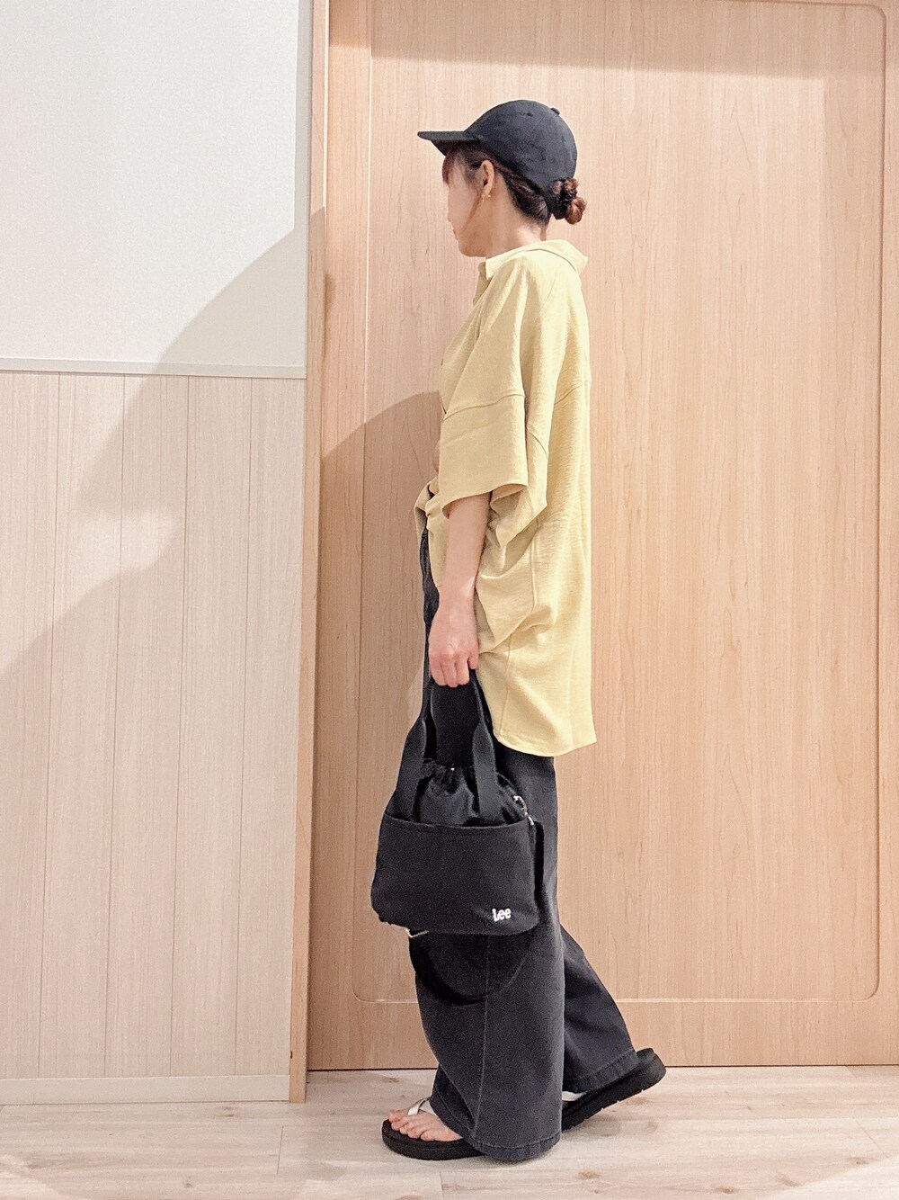 イエロー系のシャツ/ブラウス、ブラック系のTシャツ/カットソー、ブラック系のその他パンツを着用したレディースの春コーディネートの2枚目の写真
