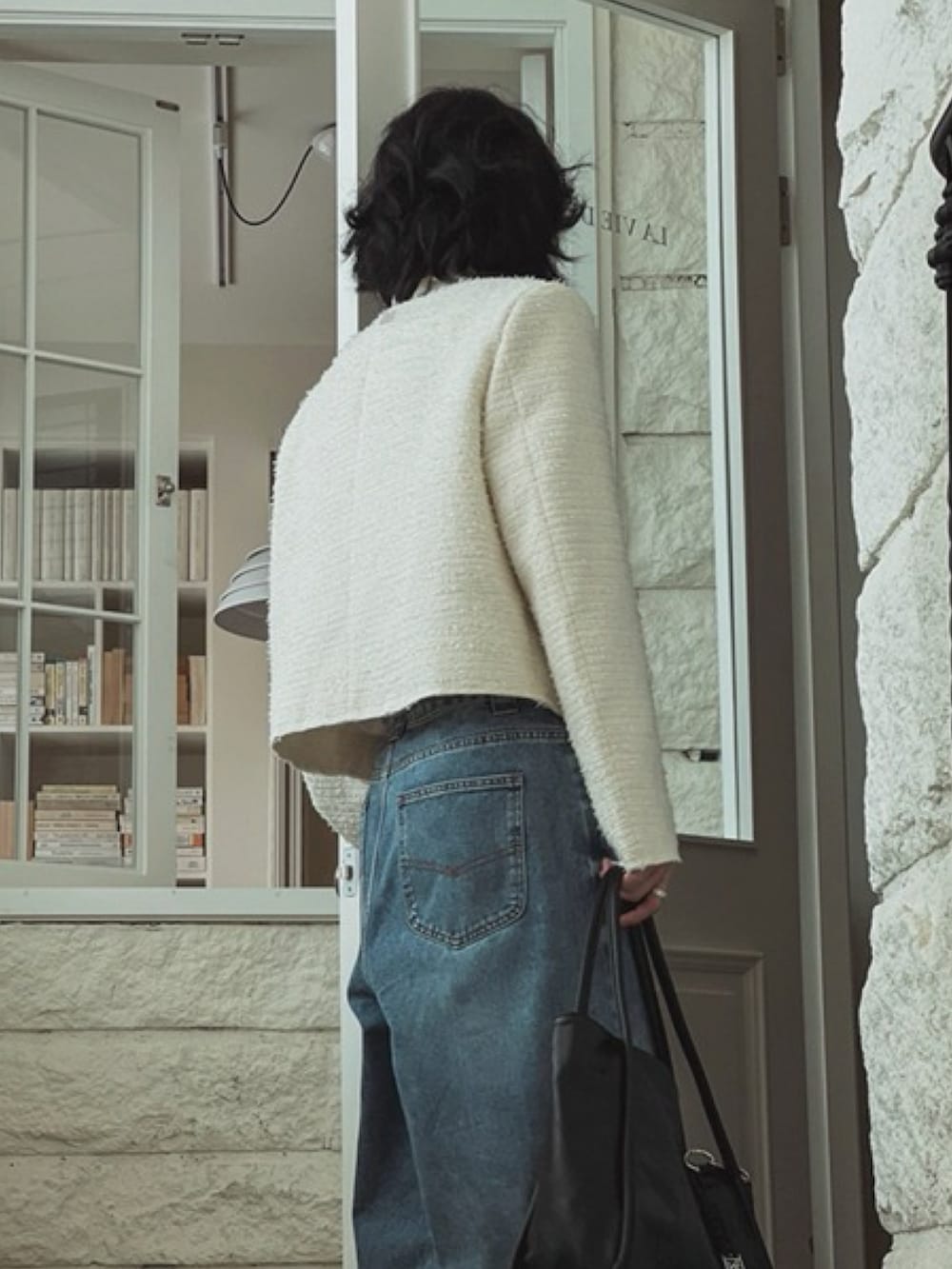 ホワイト系のテーラードジャケットを着用したメンズの冬コーディネートの2枚目の写真