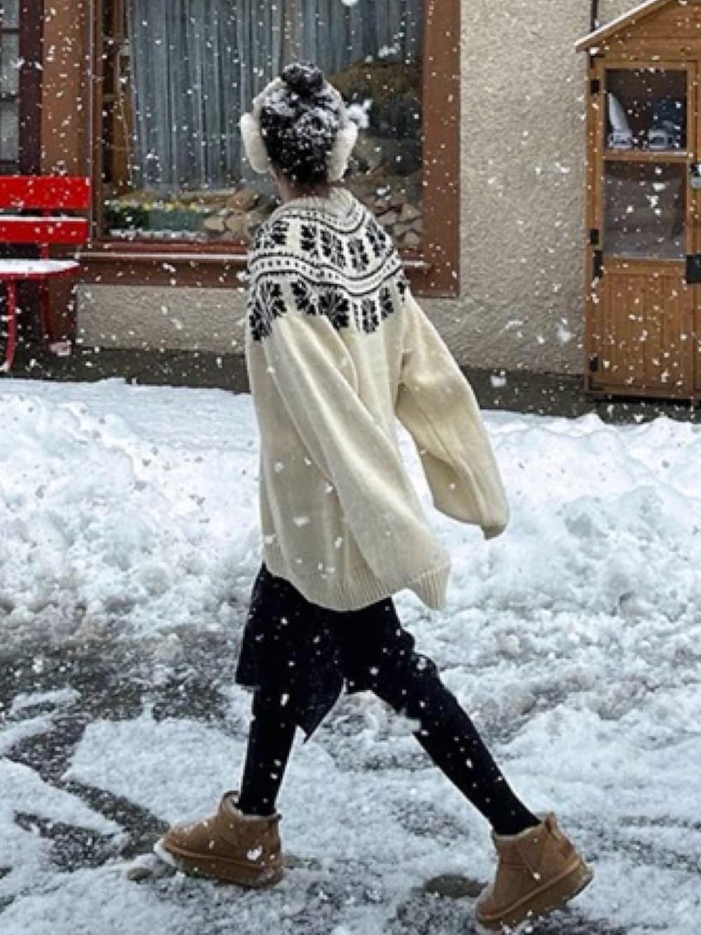 ホワイト系のニット/セーター、ブラウン系のブーツを着用したレディースの冬コーディネートの2枚目の写真