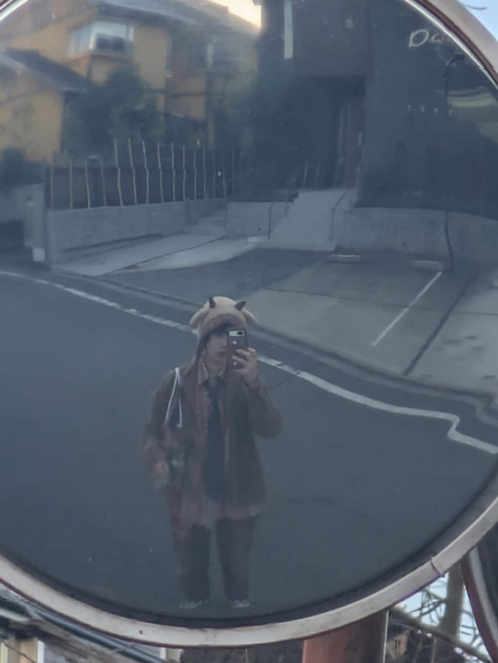 その他のネクタイを着用したレディースの冬コーディネートの2枚目の写真