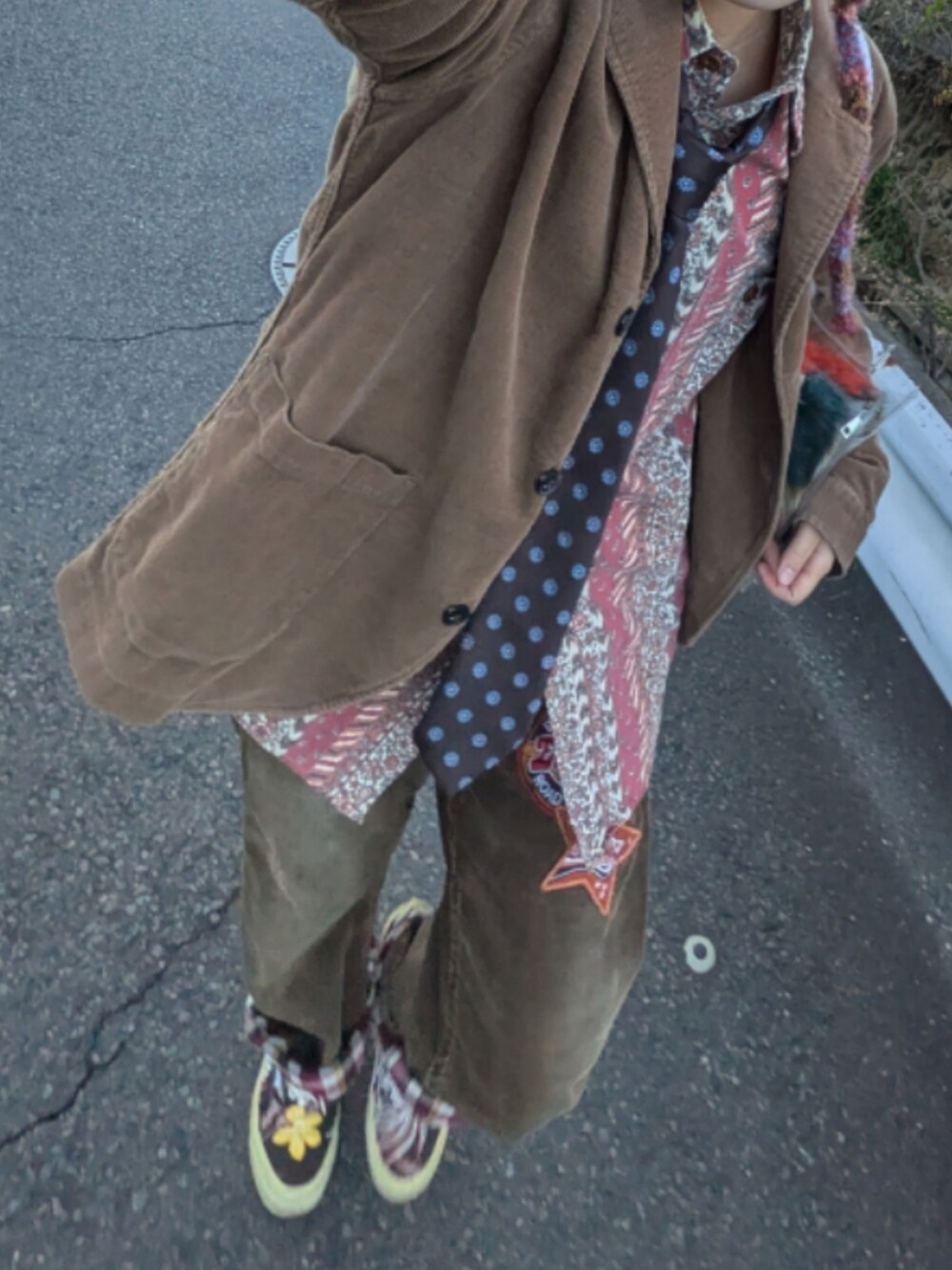 その他のネクタイを着用したレディースの冬コーディネートの4枚目の写真