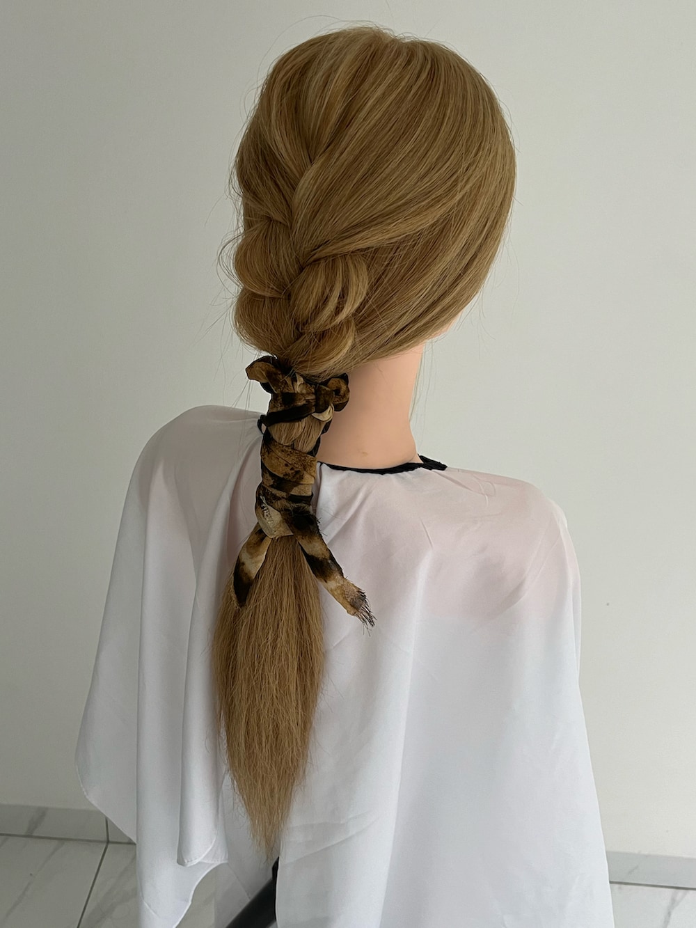 「ヘアアレンジ、ヘアアレンジ簡単」｜「no brandのアイテム（シュシュ、ブラウン系）」を使った、MasudaAiri🇲🇾さん（レディース・166cm）の冬コーディネートの2枚目の写真