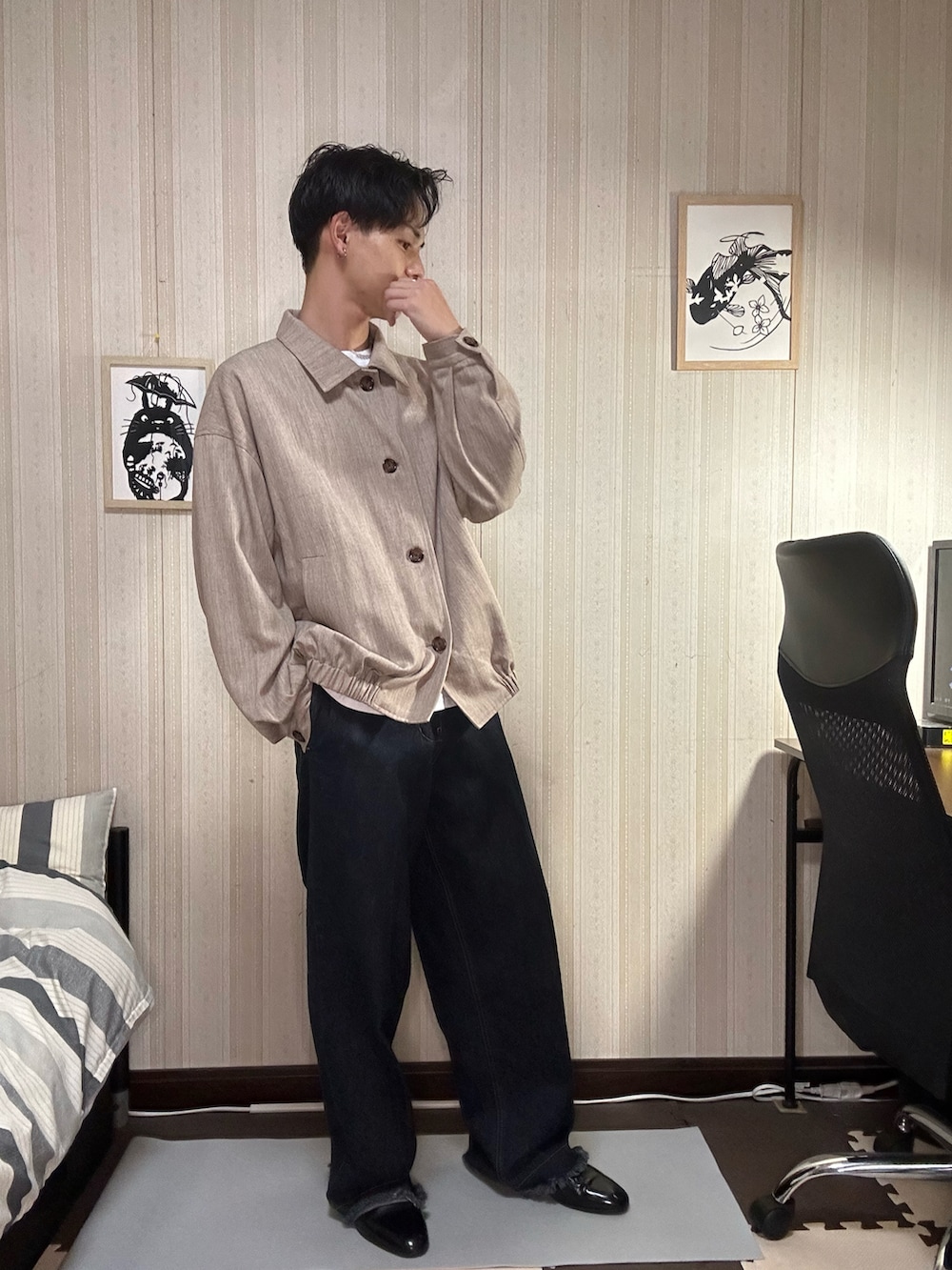 ブルー系のデニムパンツ、ベージュ系のブルゾンを着用したメンズの秋コーディネートの2枚目の写真