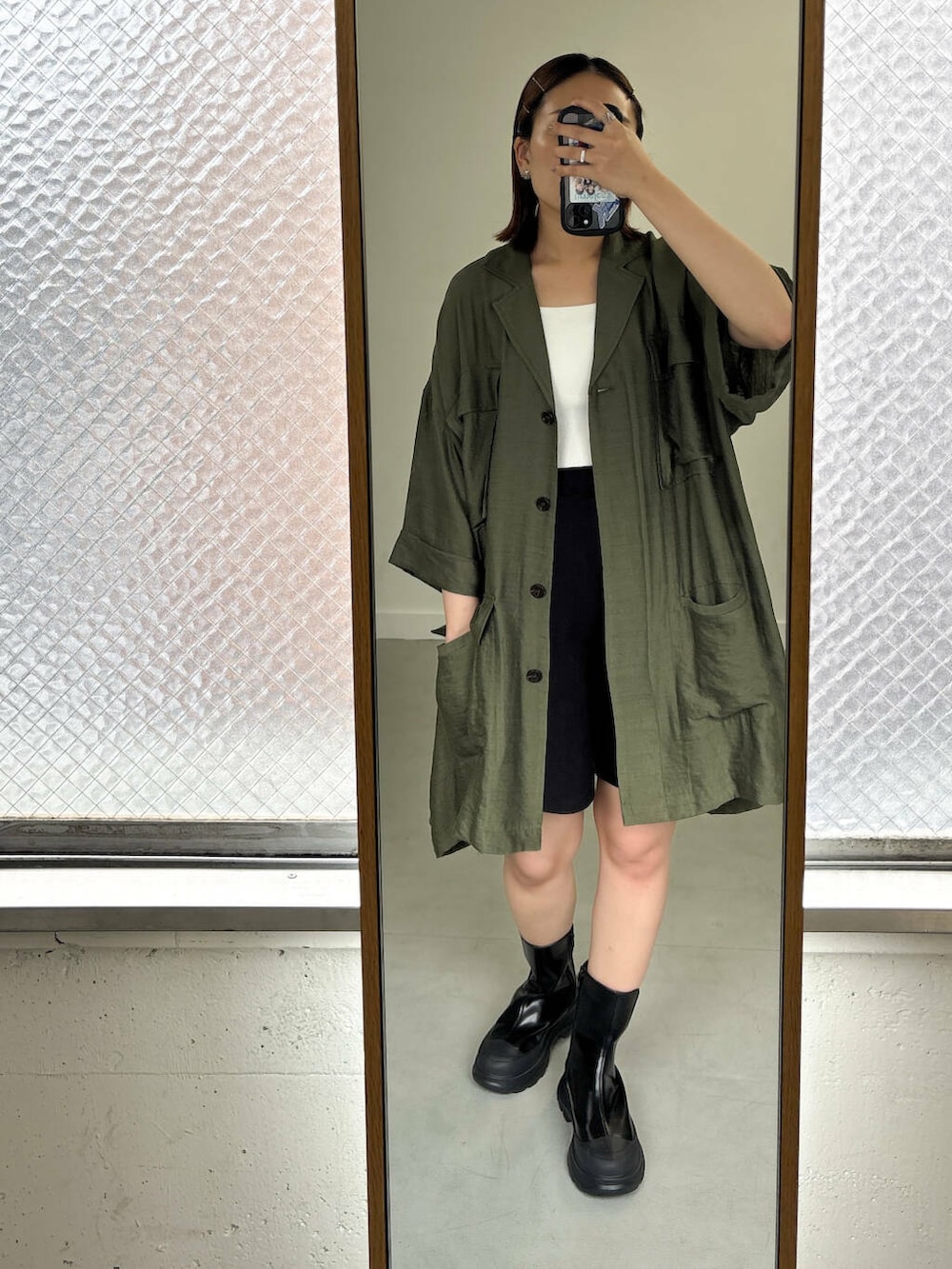 ホワイト系のキャミソール、ブラック系のその他パンツ、グリーン系のシャツ/ブラウスを着用したレディースの夏コーディネートの4枚目の写真