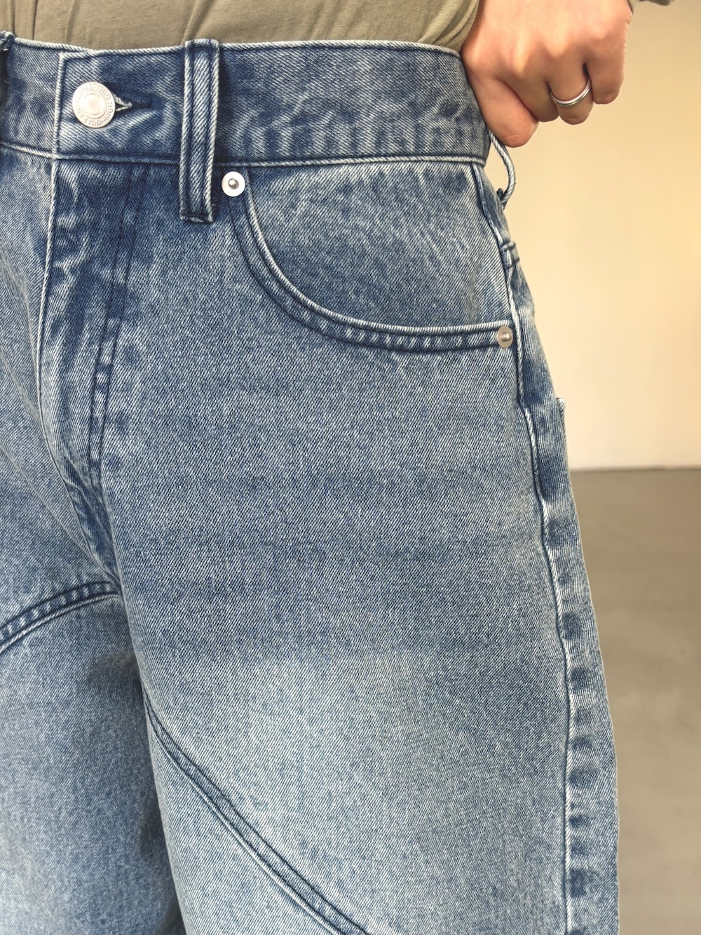 グリーン系のTシャツ/カットソー、ベージュ系のローファー、ブルー系のデニムパンツを着用したレディースの春コーディネートの6枚目の写真