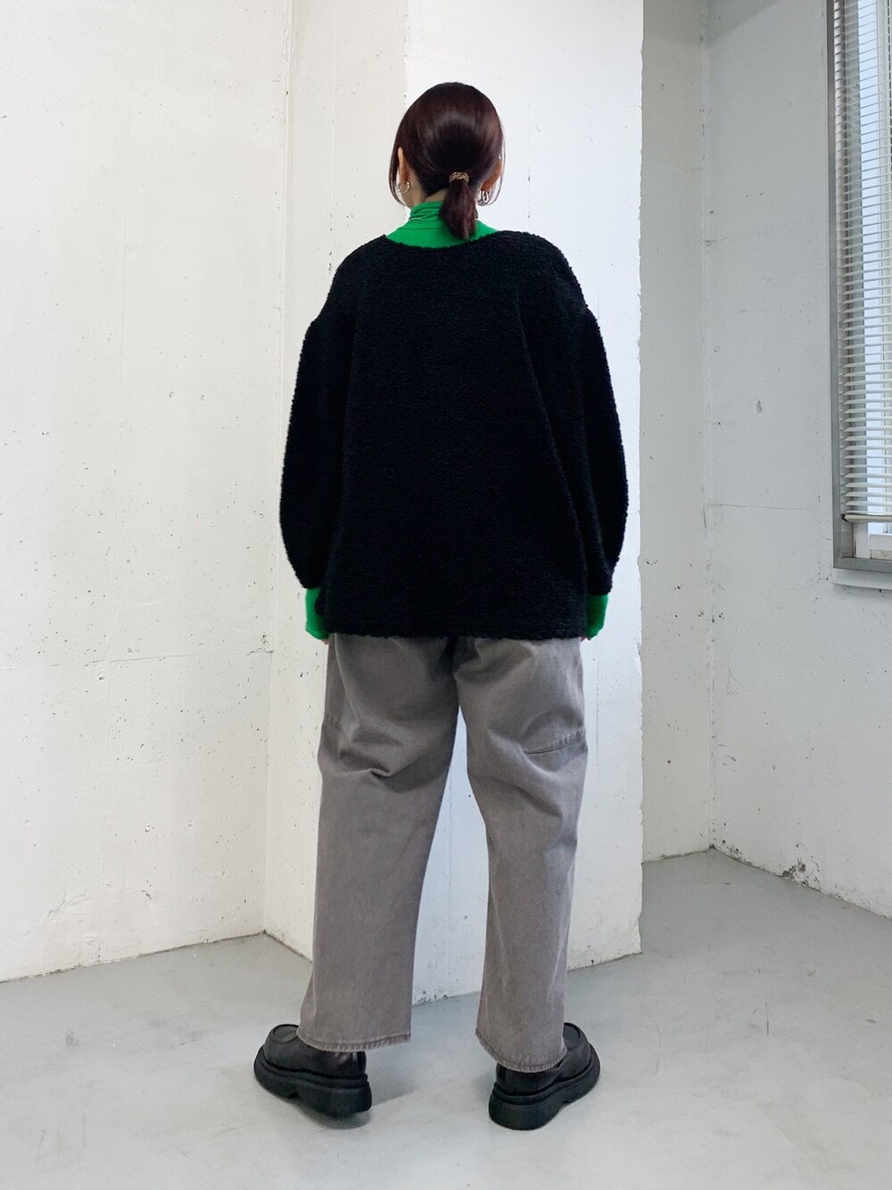 ブラック系のその他トップス、グレー系のデニムパンツ、ブラック系のブーツを着用したレディースの秋コーディネートの4枚目の写真