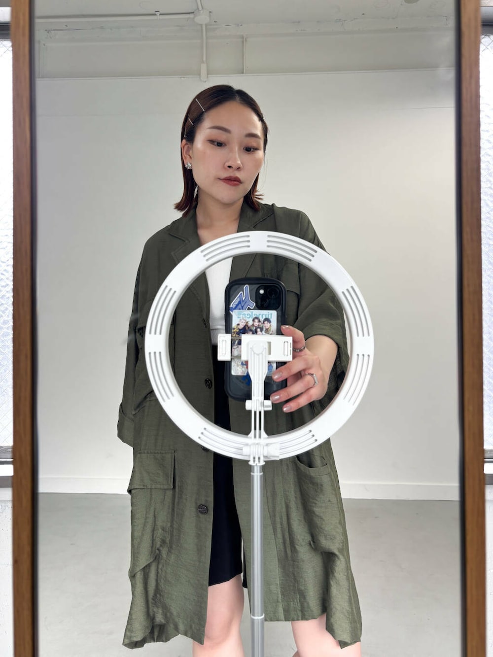 ホワイト系のキャミソール、ブラック系のその他パンツ、グリーン系のシャツ/ブラウスを着用したレディースの夏コーディネートの5枚目の写真