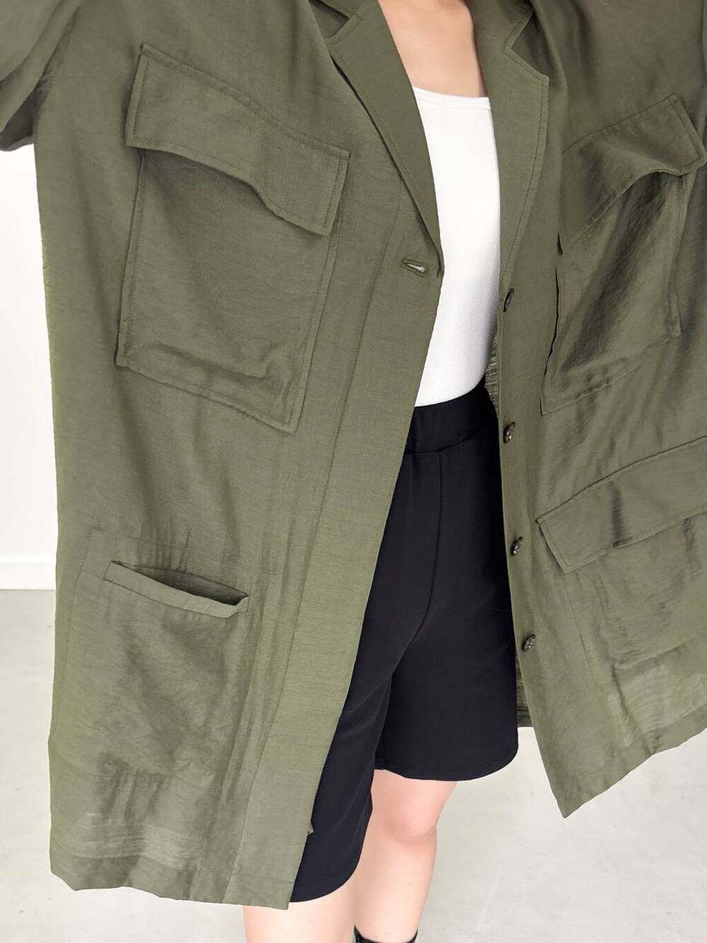 ホワイト系のキャミソール、ブラック系のその他パンツ、グリーン系のシャツ/ブラウスを着用したレディースの夏コーディネートの8枚目の写真