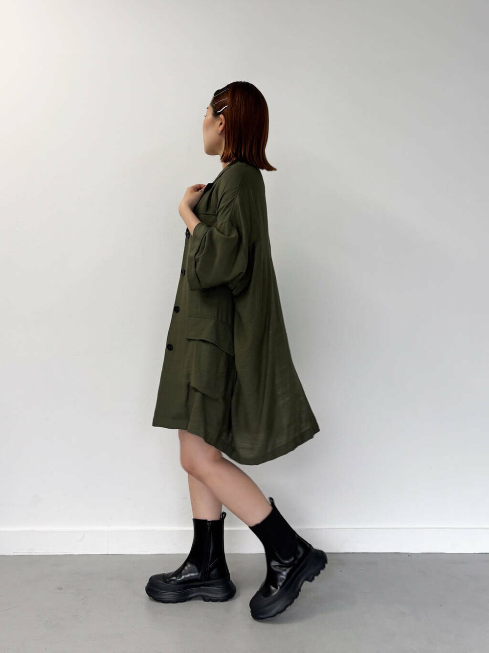 ホワイト系のキャミソール、ブラック系のその他パンツ、グリーン系のシャツ/ブラウスを着用したレディースの夏コーディネートの2枚目の写真