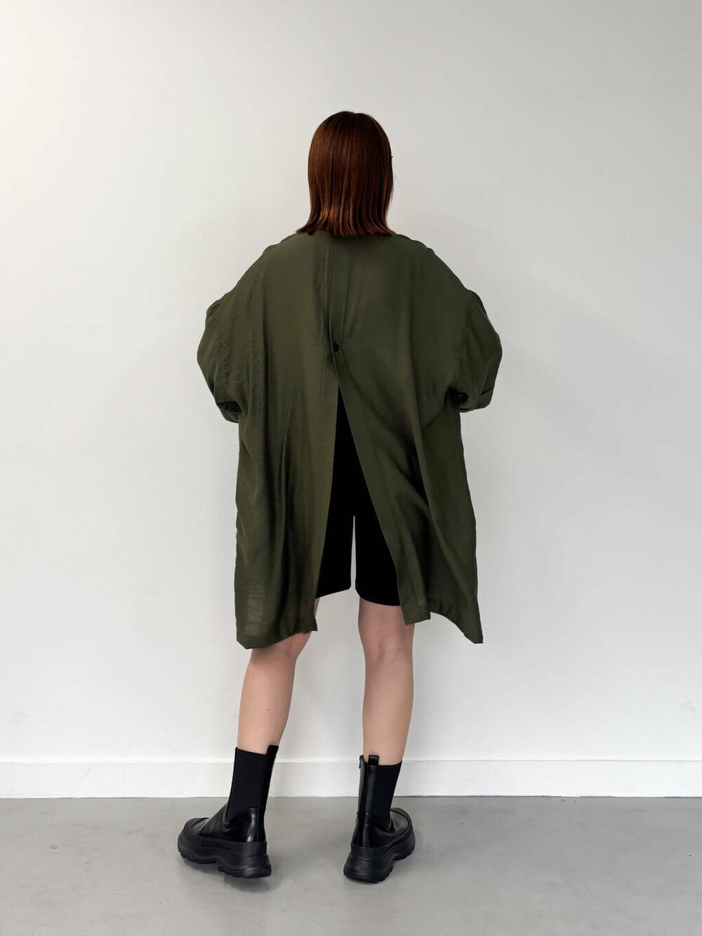 ホワイト系のキャミソール、ブラック系のその他パンツ、グリーン系のシャツ/ブラウスを着用したレディースの夏コーディネートの3枚目の写真