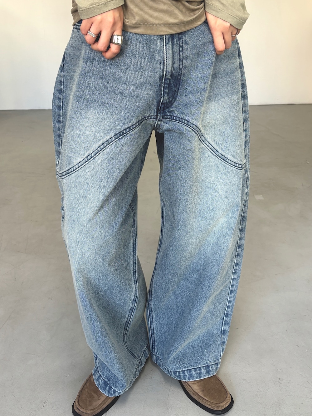 グリーン系のTシャツ/カットソー、ベージュ系のローファー、ブルー系のデニムパンツを着用したレディースの春コーディネートの5枚目の写真